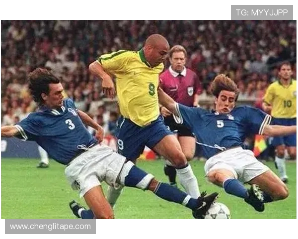 以罗纳尔多为核心回顾其职业生涯辉煌瞬间与世界足球影响力传承历 以罗纳尔多为核心回顾其职业生涯辉煌瞬间与世界足球影响力传承历